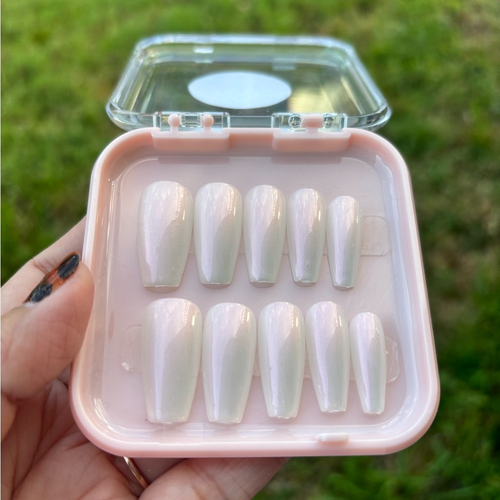 Charm3d Nails, Classy Pearl 20pcs medium coffin press on nails
